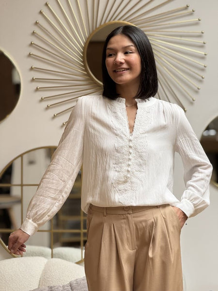 Chemisier Fabienne avec col V froufrou, dentelle délicate et